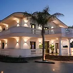 Arden Luxury Pool By Ps