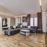 Arden Luxury Pool By Ps * Bisht Kamez