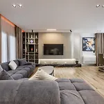 Vila Arden Luxury Pool By Ps Bisht Kamez