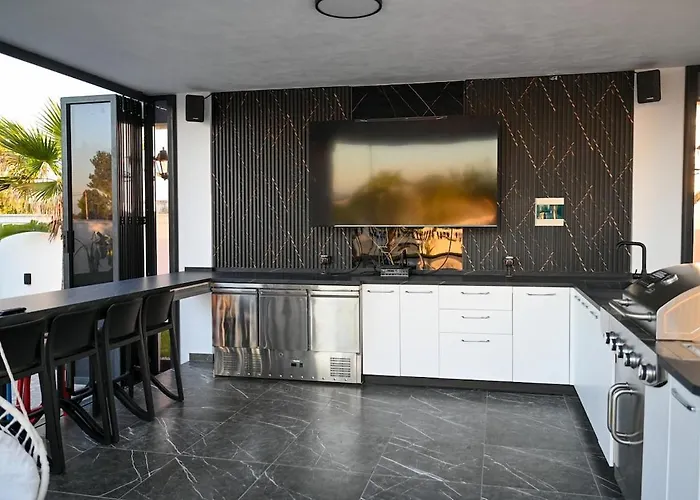 Arden Luxury Pool By Ps * Bisht Kamez